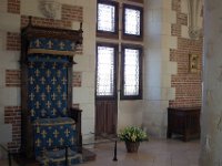 IMG 2120  Le trône dans la salle du conseil.Les différents souverains qui résidèrent à Amboise y recevaient en audience et y tenaient conseil. Située à l'étage " Noble " de l'aile gothique du château et faisant face à la Loire, cette somptueuse salle est richement décorée aux armes de Bretagne et de France.