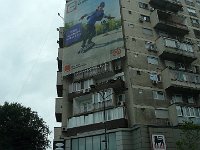P1200612  Les grandes places de Bucarest, de Piaţa Unirii à Piaţa Româna en passant par le boulevard Magheru, sont surchargées de publicités énormes.
