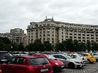 P1200623  des immeubles de style bloc de l'est, dont le meilleur exemple est le Centre Civique, qui inclut le Palais du Peuple, où un quartier historique entier a été rasé pour accueillir les constructions mégalomanes de Ceausescu.