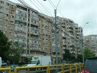 P1200644  les barres :elles sont hideuses, ternes et vieillissantes. Et pourtant, les « blocuri », ces barres d’immeubles construites pendant le communisme, sont incontournables à Bucarest. On en compte environ 9000 dans la capitale, soit environ 700 000 appartements. Leur style architectural est peut-être même celui le plus répandu dans la ville. Erigés à partir des années 1960 dans le cadre de vastes programmes immobiliers aux visées plus fonctionnelles qu’esthétiques, ils sont toutefois réputés pour leur solidité et leur résistance au temps qui passe.