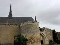 tour  Quatre siècles furent nécessaires à la construction du Château de Montreuil-Bellay. Son aspect actuel allie la puissance du Moyen-Âge au raffinement de la Renaissance.