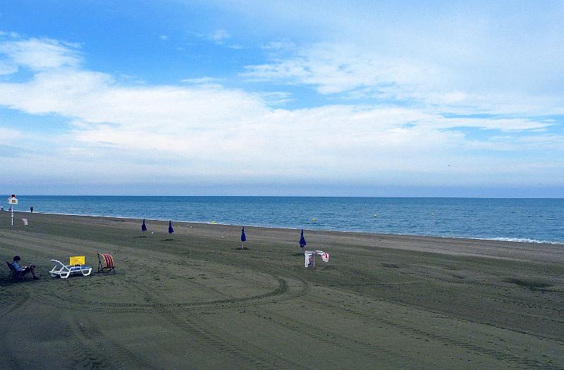 P1050281.JPG - Septembre commence bien, le 1er est un jour de repos. La plage est magnifique, les drag(s) nettoyeurs ont dessiné les arabesques,  tandis que l'horizon est incertain.