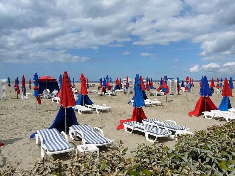 P1070252.JPG - Les parasols ont pas encoe beaucoup servis.