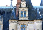 IMG 1252  Bâtie au fond d’une vallée fertile,le château  se trouve dans la région naturelle du bassin parisien à l’extrême limite du nord de la Beauce, jouxtant le Thymerais. Son sous-sol est composé de différentes couches géologiques. On trouve :      d’anciens crétacés de la fin de l’ère secondaire pendant laquelle s’est formée la craie ;     du tertiaire moyen formé de sable de Fontainebleau au Parc, ou d’argile, de silex ou encore de calcaire de Beauce ;     du tertiaire supérieur formé de sable inférieur, limon des plateaux ;     de terrains diluviens (sable et gravier) en vallée de l’Eure et à Maingournois ;     des alluvions modernes en vallée tourbeuse de la Voise