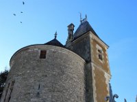 IMG 7141  Discrète car nichée derrière de hauts arbres, cette jolie tour ronde fût construite à la fin du 11e siècle. Elle appartenait à la deuxième enceinte de la ville, autrefois baignée par le fleuve et raccordée à l’Abbaye par un bâtiment aujourd’hui démoli. Toujours d’après la légende, le diable s’y serait réfugié après la construction du pont, et pourrait encore s’y trouver…