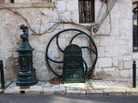 IMG 7180  La ville d’Orléans se trouva menacée par la famine et demanda son aide à Meung-sur-Loire qui était à quelques lieues de là; mais le chemin n’était point sûr… On décida quand même de tenter le coup, puisque Meung était la cité des moulins et possédait aussi des ânes ! Aussi, on chargea ces bêtes de sacs de farine, et le convoi parti de nuit vers Orléans.Au petit matin, du haut des remparts, les Orléanais, les apercevant, s’écrièrent : “Voilà les ânes de Meung !!!”. Un surnom qui failli bien rester aux Magdunois, s’ils n’avaient pas répondu avec malice à ceux qui voulaient les nommer ainsi : “À Meung, des ânes, il en passe, mais il n’en reste pas !”.