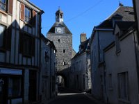 IMG 7184  Le 6 décembre 1814, des femmes et des enfants qui ramassaient du bois mort dans la forêt, furent assaillis par une louve faisant deux morts et des blessés. Une battue fut organisée par le Baron de Talleyrand, alors Préfet, et l’animal fut tué vers Cercottes.Cet événement donna lieu à l’écriture de fables et complaintes sur la bête de Chaingy. En 1868, le dernier loup de nos régions y fut tué par le père Blaise Basset, célèbre braconnier. La dépouille de l’animal est exposée maintenant au Musée des sciences naturelles d’Orléans.