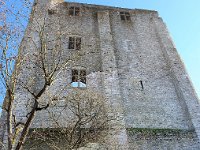 vue 3 7167  Les vestiges d'un donjon dit « tour de César », du XIe siècle, dominent la ville de ses 36 m de haut, ainsi que quelques murs d'enceinte. Le donjon est classé Monument historique depuis 1840