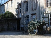 IMG 7003  La cariole , qui n'est plus utilisée aujourd'hui,  autrement que comme objet décoratif symbole d'une époque révolue. Allons nous y retourner?