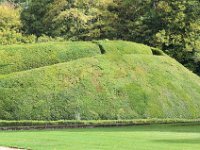 butte  De la forteresse élevée au XIIIe siècle, il ne subsiste, pour la mémoire, qu’une énorme motte circulaire couverte d’un labyrinthe végétal qui matérialise l’emplacement d’une ancienne tour .