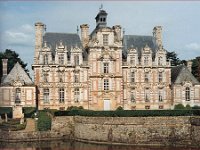 face ouest  L’existence d’un domaine à Beaumesnil est attestée depuis 911, date du traité de Saint-Clair-sur-Epte. Le château actuel, bâti entre 1633 et 1640, est probablement resté inachevé. Restauré aux XIXe et XXe siècles, il abrite un musée de la reliure.