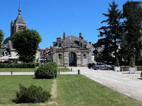 IMG 8379  Ce parc agit sur les visiteurs comme une machine à remonter le temps jusqu'au siècle des Lumières, et plus encore. En effet, le premier château date du XIème siècle et était un lieu apprécié par le roi capétien Henri 1er avant d'être abandonné.