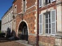 IMG 8320  Au gré des balades dans ce magnifique parc à la française, le spectacle saisissant d'un château défensif médiéval avec douves sèches, mâchicoulis, pont-levis, orné de décoration gothique flamboyante et foisonnante nous attend.