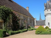 IMG 8354  Frazé se déploie autour de son château et de son église, dans une boucle de la Foussarde au milieu de collines boisées.