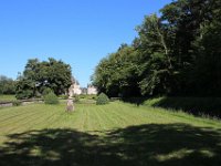 IMG 8363  L’enceinte carrée de l’ancien château, jadis entourée de douves en eau, comprenait le châtelet à l’angle sud-ouest, trois tours aux trois autres angles, dont la tour Saint-François au sud-est, l’imposant logis seigneurial occupant le côté nord et trois galeries aux trois autres côtés.