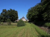 IMG 8367  Entre 1493 et 1510, Florentin Girard de Barenton fait reconstruire un château très bien défendu, par tous les types de fortifications en usage à cette époque. Ainsi, de larges fossés "bien muraillés" sont alors aménagés autour de la vaste enceinte carrée où s’élève le château. L’eau de la rivière de la Foussarde vient combler les fossés, tandis qu’au nord l’eau d’un vaste étang baigne les murs du château.