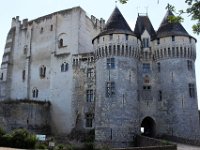 IMG 8239  Dominant la vallée de l’Huisne, un ancien fort du Xe siècle fait place au XIe siècle au puissant donjon rectangulaire bordé d’un profond fossé d’où s’élève une enceinte circulaire, renforcée par sept tours rondes dont deux gardent l’entrée.