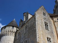 IMG 8267  Le logis est reconstruit au dessus de la porte voutée, les tours du châtelet d'entrée sont surélevées, des ouvertures sont percées dans la muraille et des mâchicoulis décoratifs sont ajoutés.