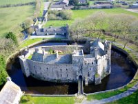 aerien  Bonjour ; vous admirez le château de Pirou. J'ai emprunté deux photos sur le site du château car mon objectif de100 mm n'etait pas adapté au format du château et cela risquait de vous donner une idée déformée de l'édifice. Je sais , je sais , ce n'est pas compatible avec le statut de reporter amateur.