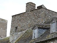 vue 11  Une fois à l'intérieur, outre la tour carrée du XVe, on découvre deux logis plus récents en équerre adossés à la muraille.Voilà  , on entend encore les légendes dans le lointain Cotentin : le chant des druides.