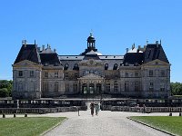 IMG 8434  L'histoire commence en1641, le jour où Nicolas Fouquet, jeune parlementaire de 26 ans, acquiert le fief de Vaux-le-Vicomte. Le parc traverse le château.L’avant-cour est séparée de la route par un ensemble fait de grilles et de termes. Deux portails situés sur la grille ne servent pas d’entrée, car c’est par la grille centrale, plus modeste, que l’on peut accéder au parc.