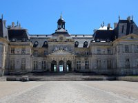 IMG 8440  Fouquet fit appel aux meilleurs artistes de l'époque pour bâtir ce château : l'architecte Louis Le Vau, premier architecte du roi (1656), le peintre Charles Le Brun, fondateur de l'Académie de peinture (1648), le paysagiste André Le Nôtre, contrôleur général des bâtiments du roi (1657) et le maître-maçon Michel Villedo. On sait qu'ils seront à l'ouvrage à Versailles. Il y a d'ailleurs un excellent jeu vidéo à ce sujet , mais qui ne marche qu'avec directX 8 _ donc obsolète malheureusement.