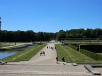 IMG 8466  Les petits canaux, aussi appelés Coulettes ou l’Allée d’Eau, sont le premier élément de surprise du jardin à la française d’André Le Nôtre : depuis le château, il est impossible de deviner cette séparation.