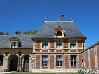 vue 1  Carrosses, attelages, chevaux harnachés, cochers, valets et passagers ressuscitent, le temps de la visite, l’art des maîtres-carrossiers.