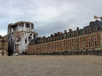 vue 1  Le château de Versailles est un château et un monument historique situé à Versailles dans les Yvelines, en France. La chapelle est en travaux.