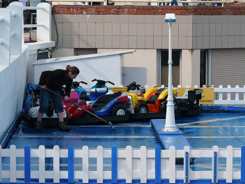 P1050301.JPG - Nadia, comme tous les matins ,nettoie la piste de kart(s).Tout est calme dans cette petite bourgade de Normandie, appelée Villers sur mer.