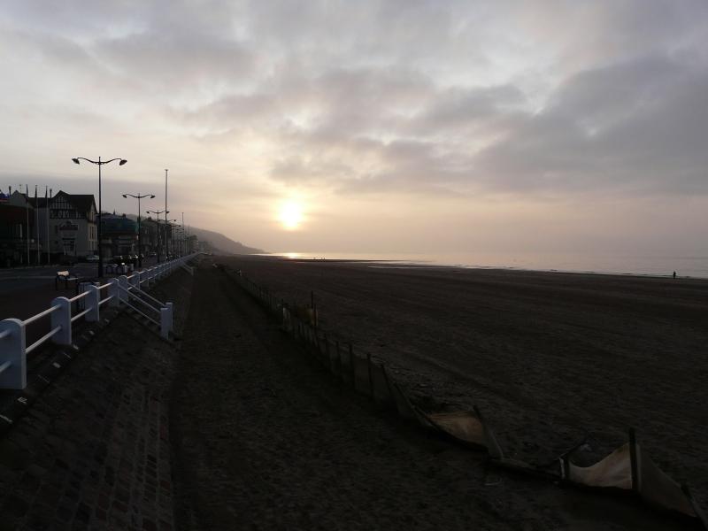 P1060368.JPG - La plage de Villers est fatiguée ce soir.Le soleil de l'hiver a animé trop de fantômes cette année.2009, l'année d'après.Le ciel gris de cette soirée est magnifique.L'humain traine dans la boue et est remis à sa place.A Villers , la nature est trop sympa.La boue , c'est du sable.