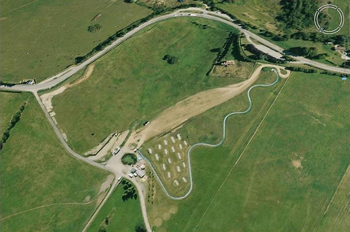 vue_luge.JPG - Les S de dévale_parc, avec les manèges manuels dans le bas de la photo, et le Golf représenté par les rectangles : 650 m de descente vertigineuse.