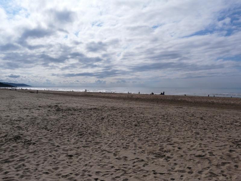 P1050080.JPG - Aujourd'hui, c'est vélo.Un petit tour à Deauville, au tour du casino de Trouville.Tout de suite, la plage de Bénerville.