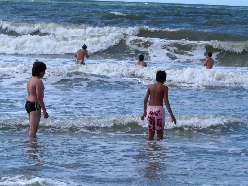 P1040605.JPG - Il a fait beau, et ces deux là, sont partis jouer dans les vagues.Les jeux libérés , vous donneront, je l'espère,  remords de ne pas avoir été présents, ce jour là à Villers sur mer, pour en profiter.Les vagues étaient magnifiques , chaudes et résonnantes en surface de l'écho des combats de la mer contre la terre.