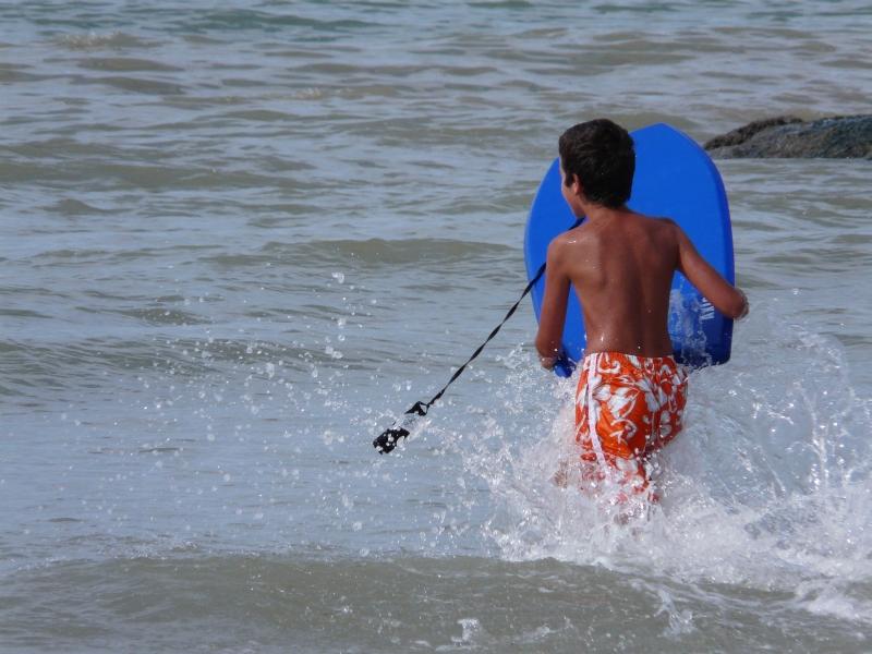 s1.JPG - Ce sont les premières vagues et la planche est toute neuve.Celle la est en mousse compressée et vient d'Houlgate.Les autres ont toutes pliées sous l'effort.